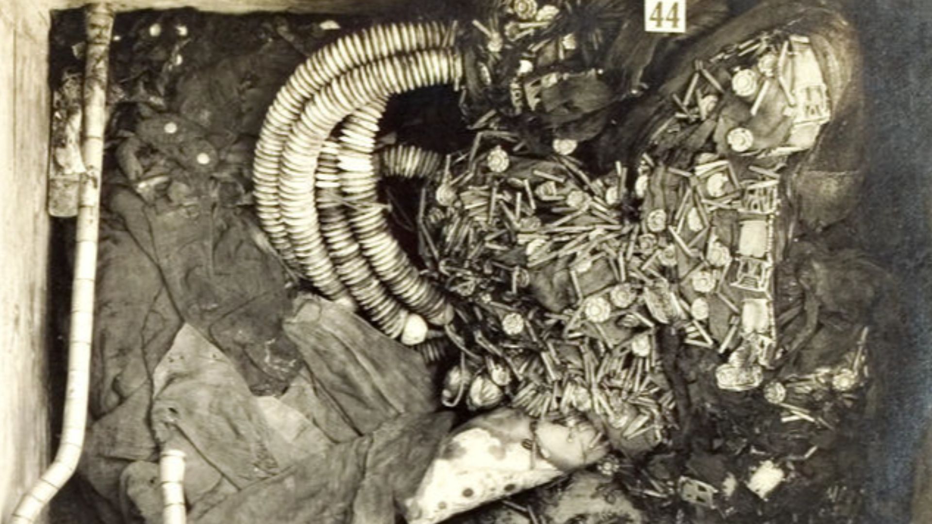 File:Tutankhamun tomb photographs 3 106.jpg