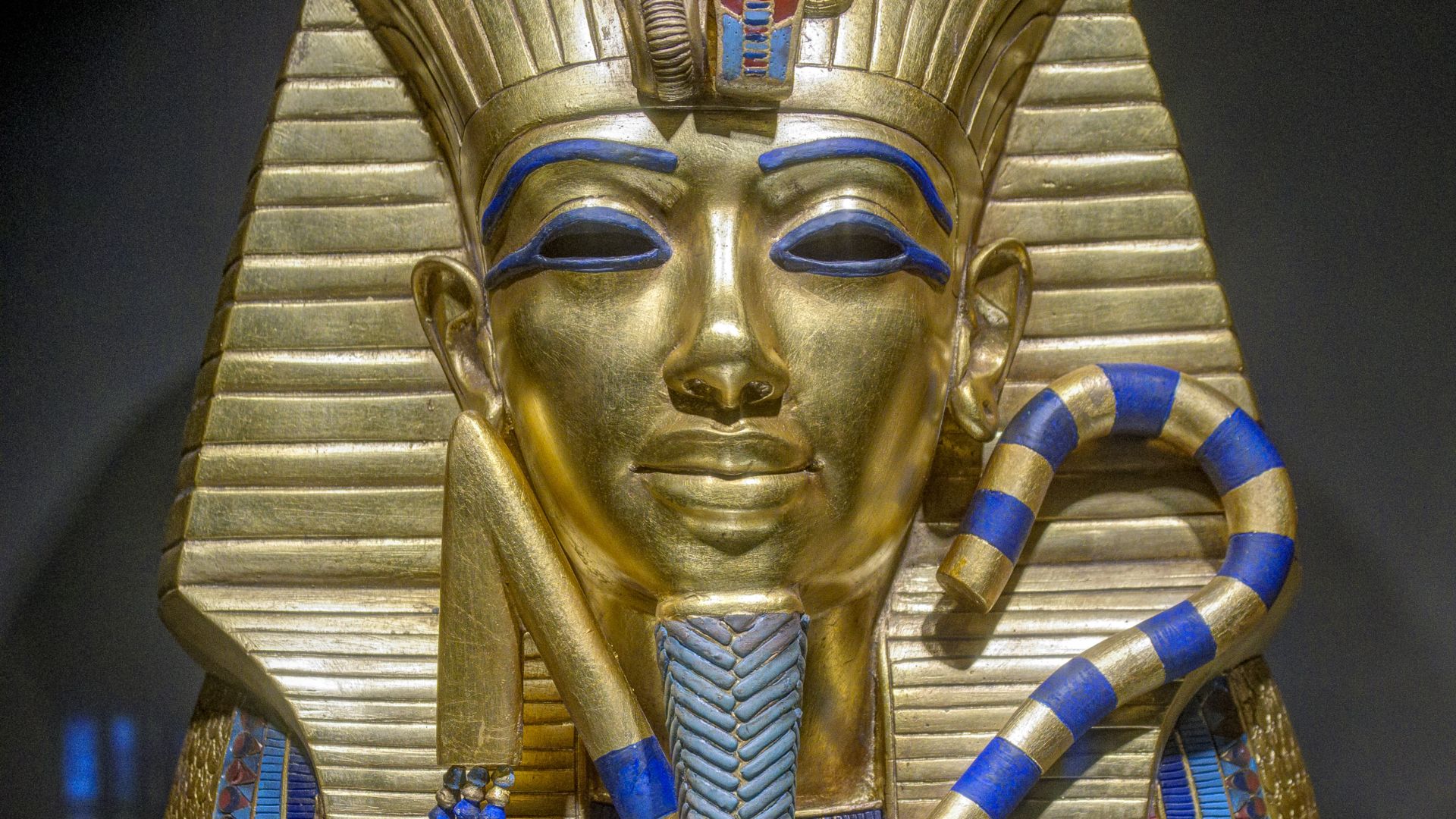 File:Replica sarcophagus of Tutankhamun.jpg