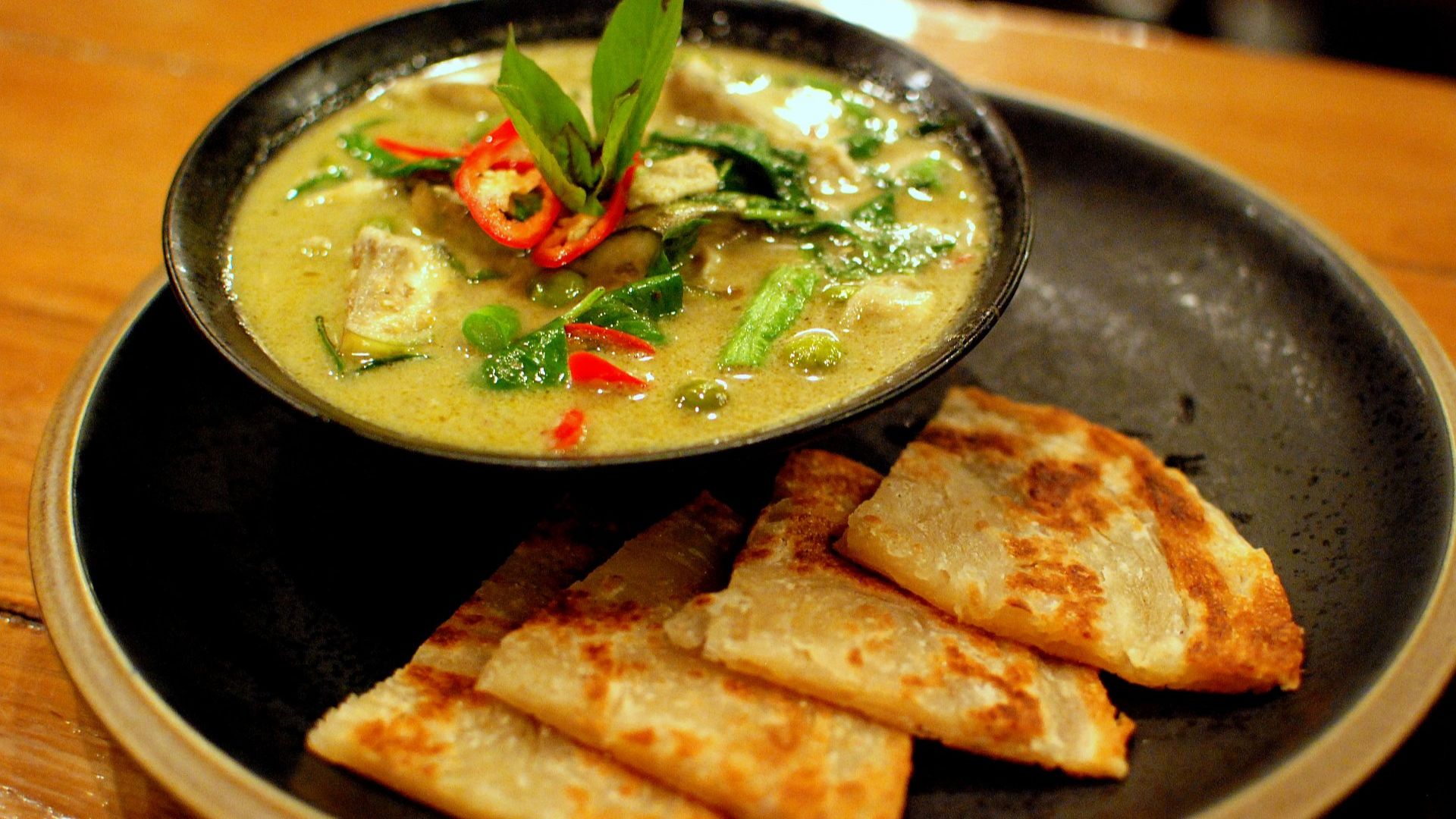 File:Thai green chicken curry and roti.jpg