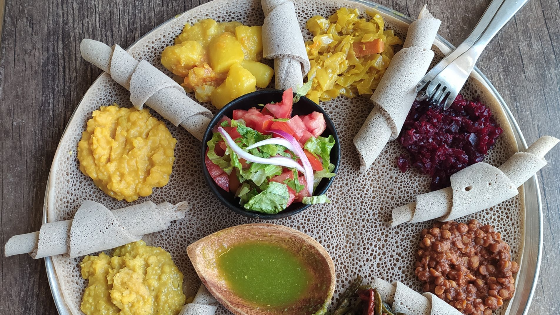 File:Injera with eight kinds of stew.jpg