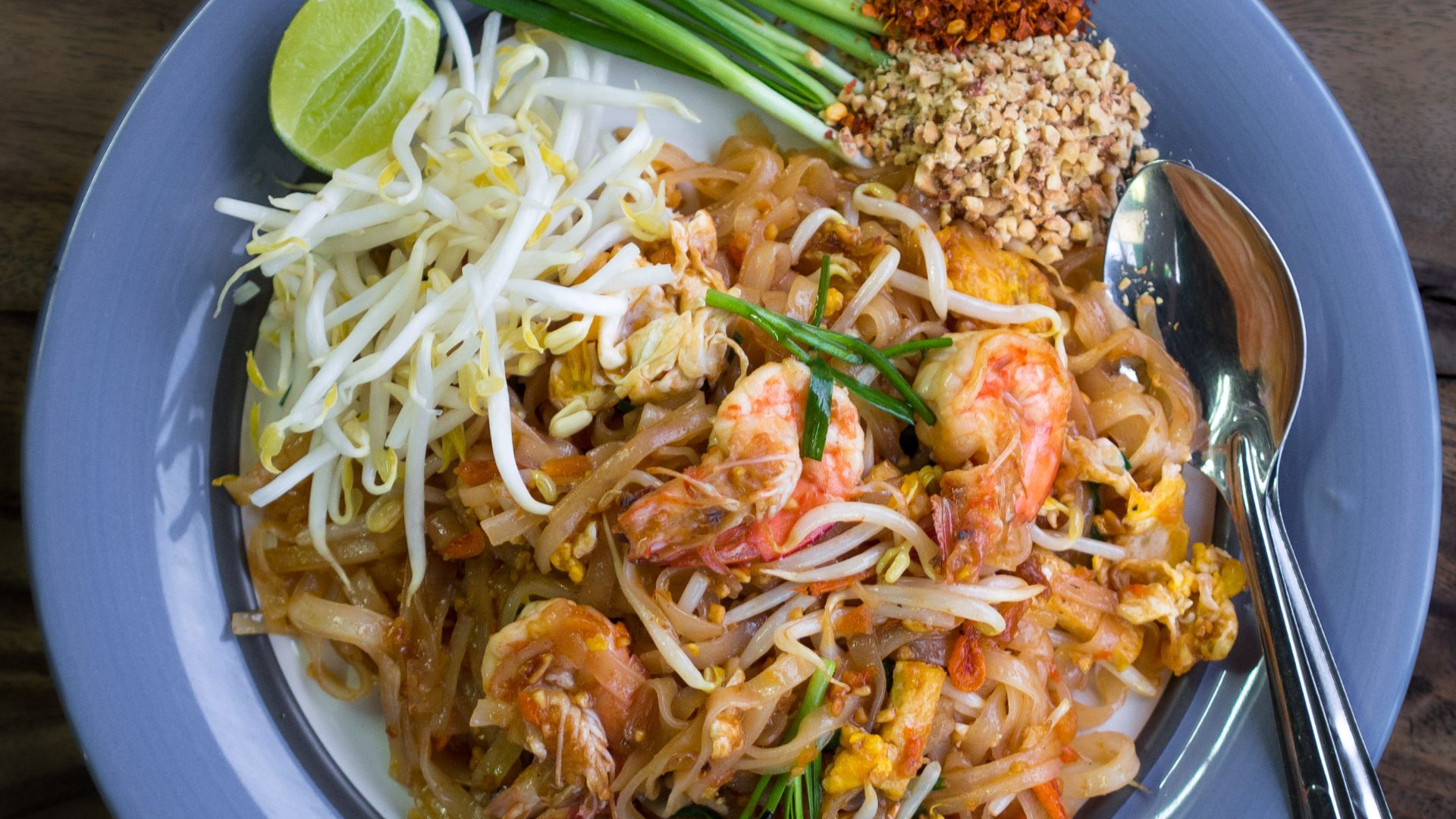 File:Phat Thai kung Chang Khien street stall.jpg