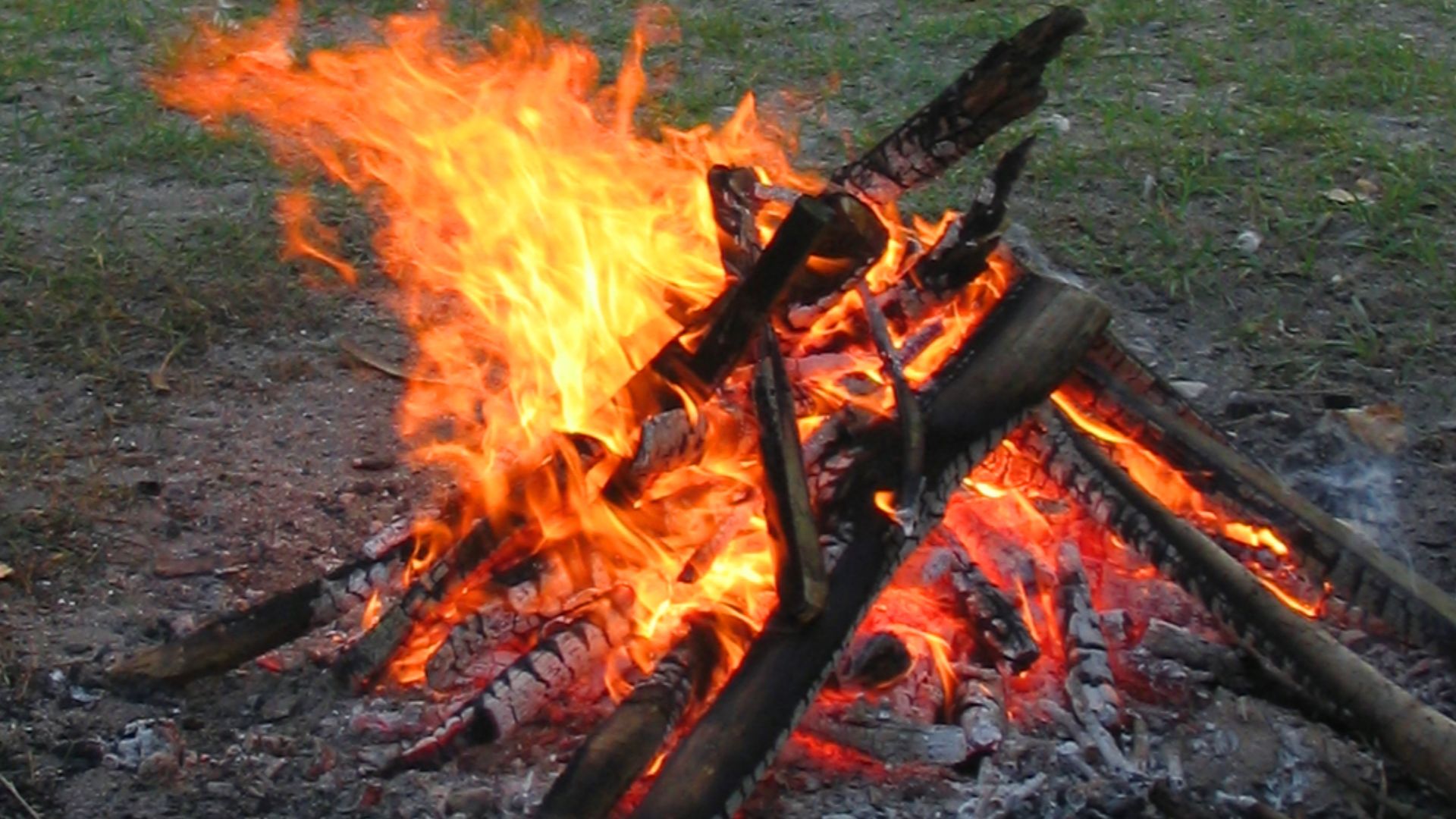 File:Campfire 4213.jpg