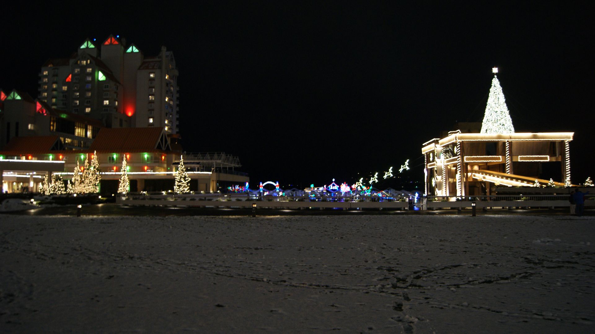 File:CDAResortHolidayLights.jpg