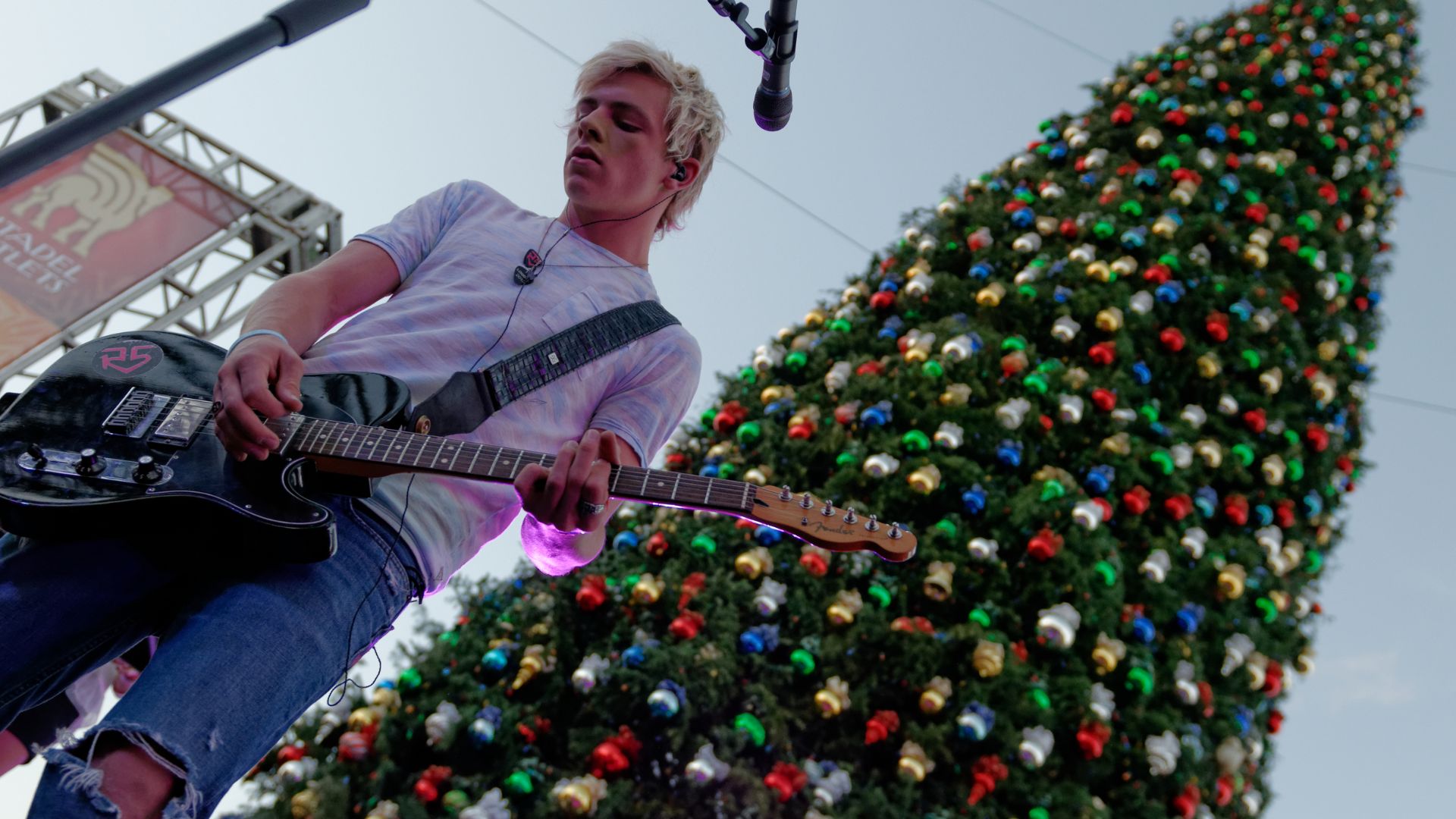 File:Citadel Outlets Tree Lighting (pre-show) 11 09 2013 -12 (10784150493).jpg