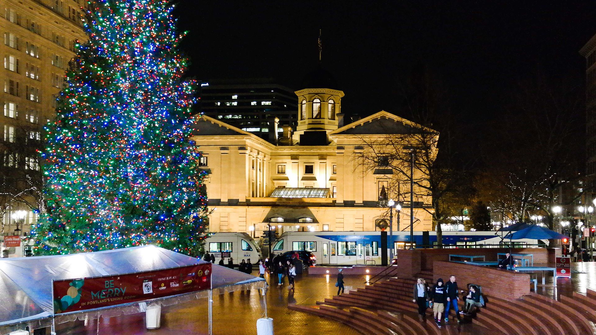 File:Christmas in Portland's Living Room.jpg