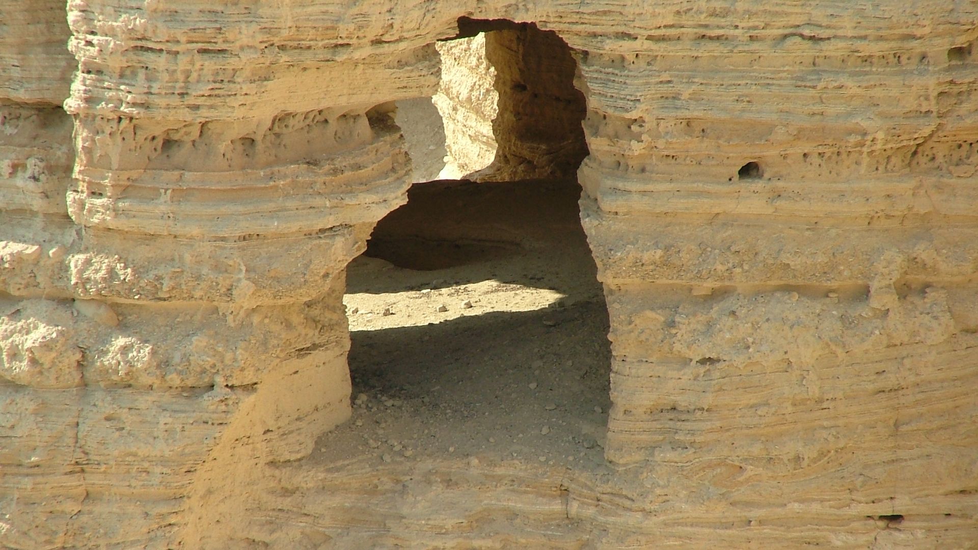 File:Qumran Caves 02.jpg
