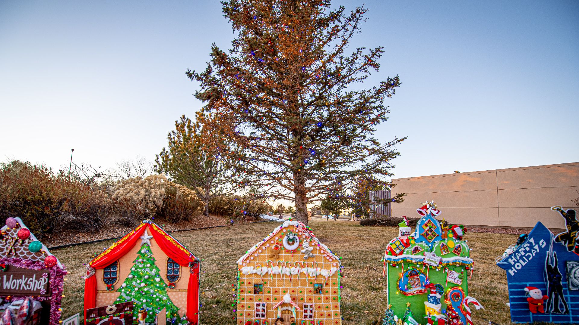 File:Schriever Christmas Tree Lighting (8821645).jpg