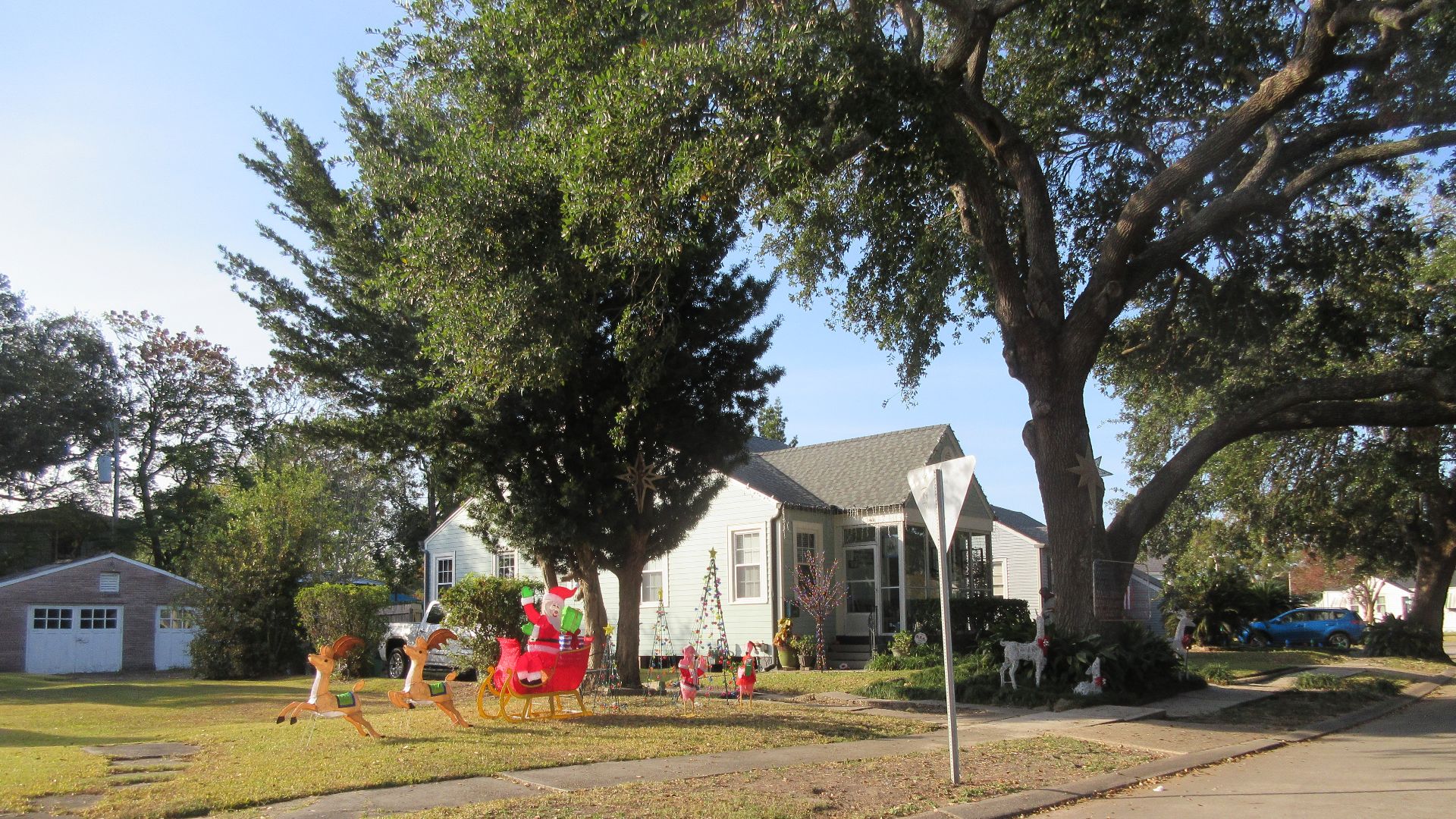File:Christmas decorations in Old Jefferson, Louisiana, December 2021 - 02.jpg