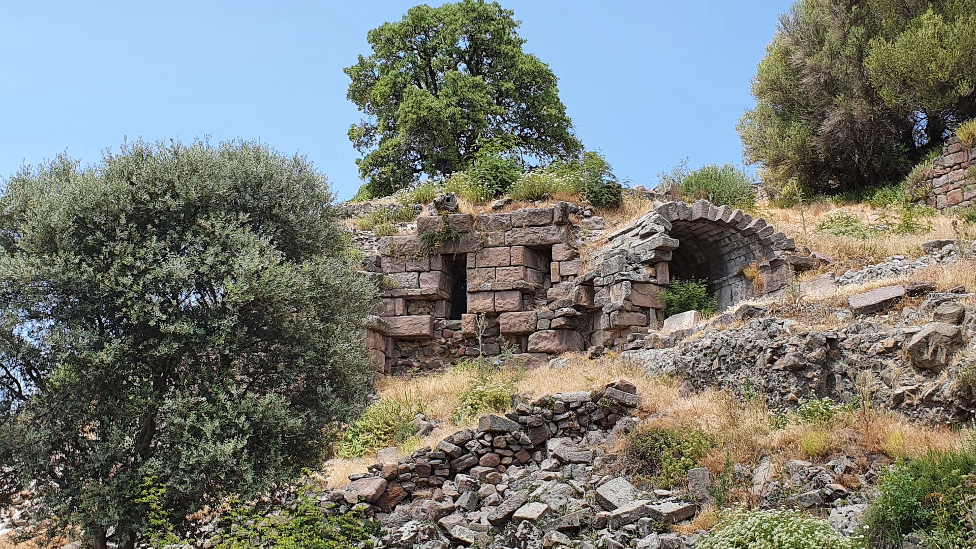 File:Manisa Aigai.jpg