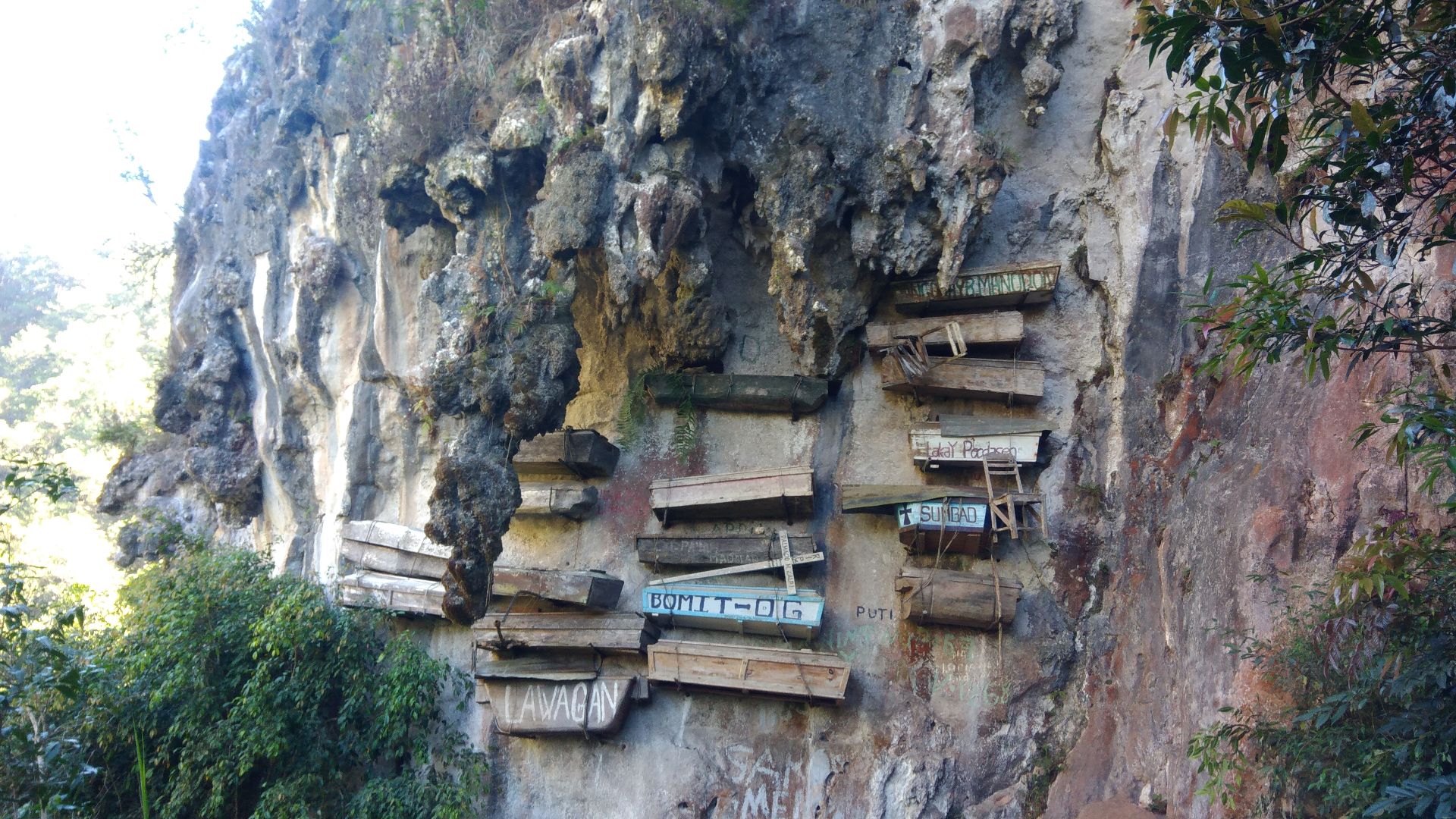 File:The sagada hangging coffin.jpg