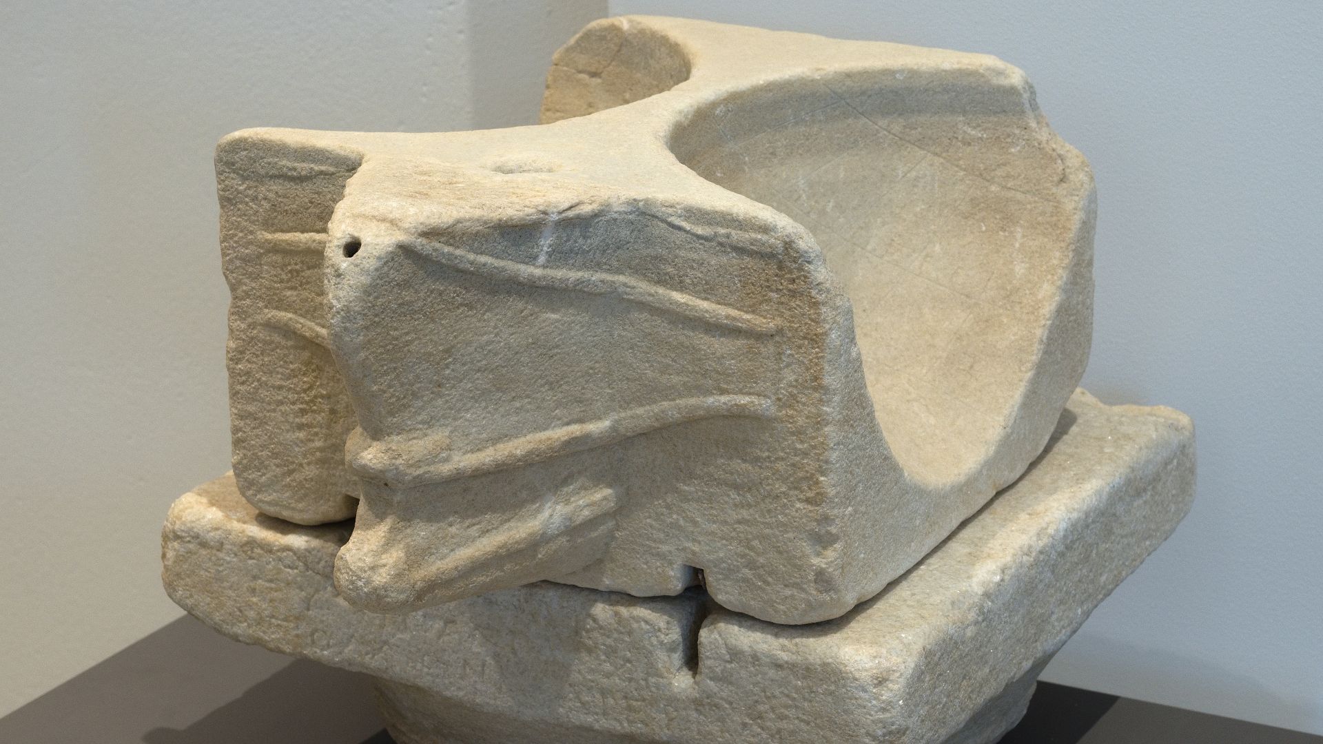 File:247645 Double sundial from Gymnasion of Delos, ca 200 BC.jpg