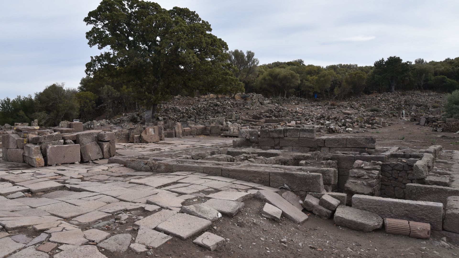 File:Aigai, Aeolis, Turkey - 53785235889.jpg