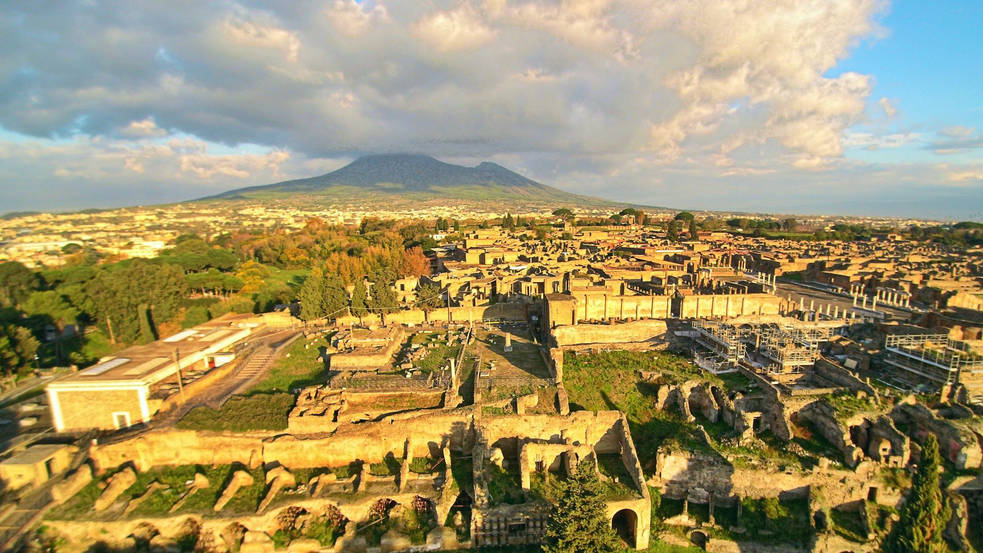File:Ruins of Pompeii with the Vesuvius.jpg