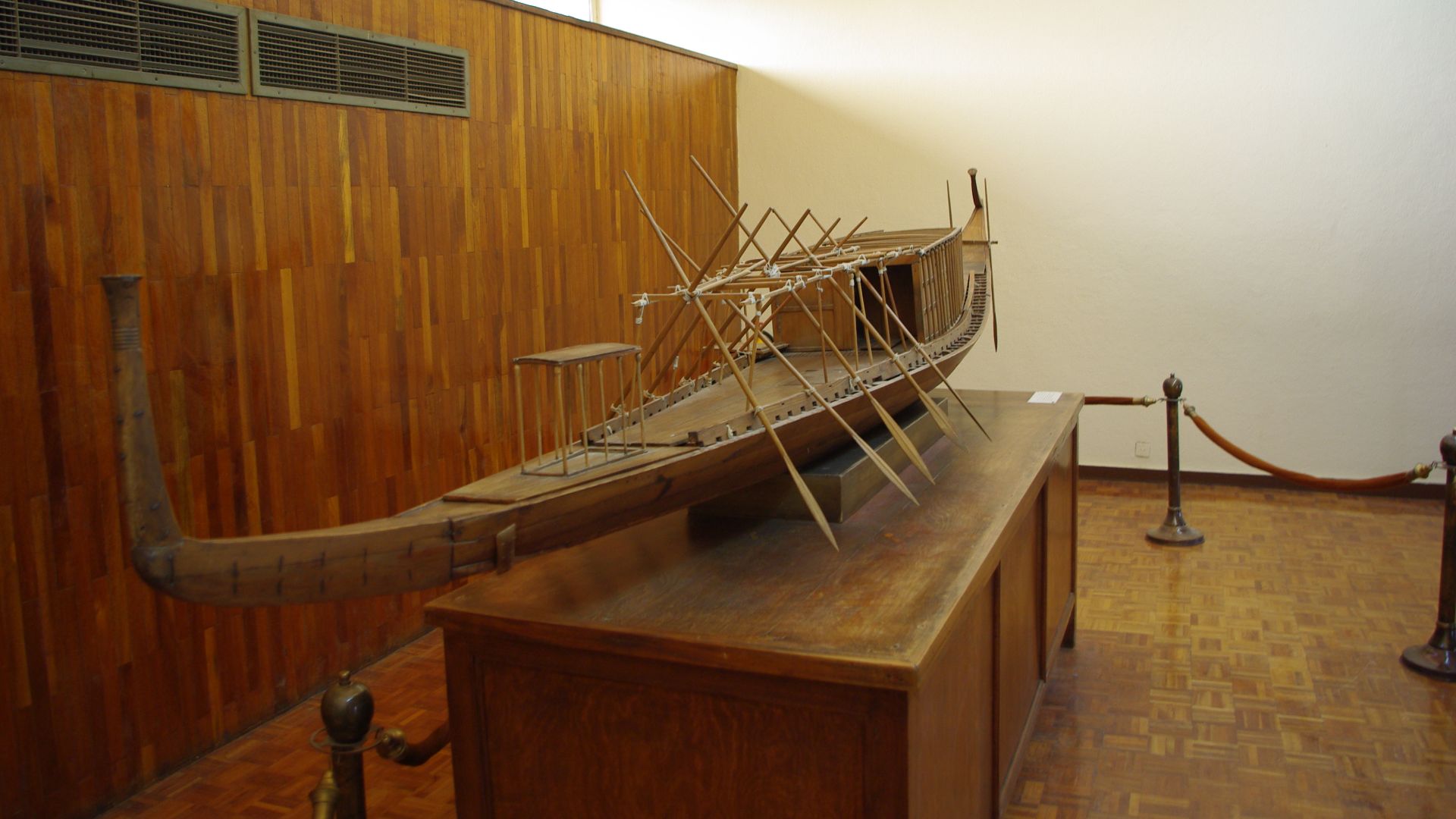 File:Model of Khufu's solar barque.jpg