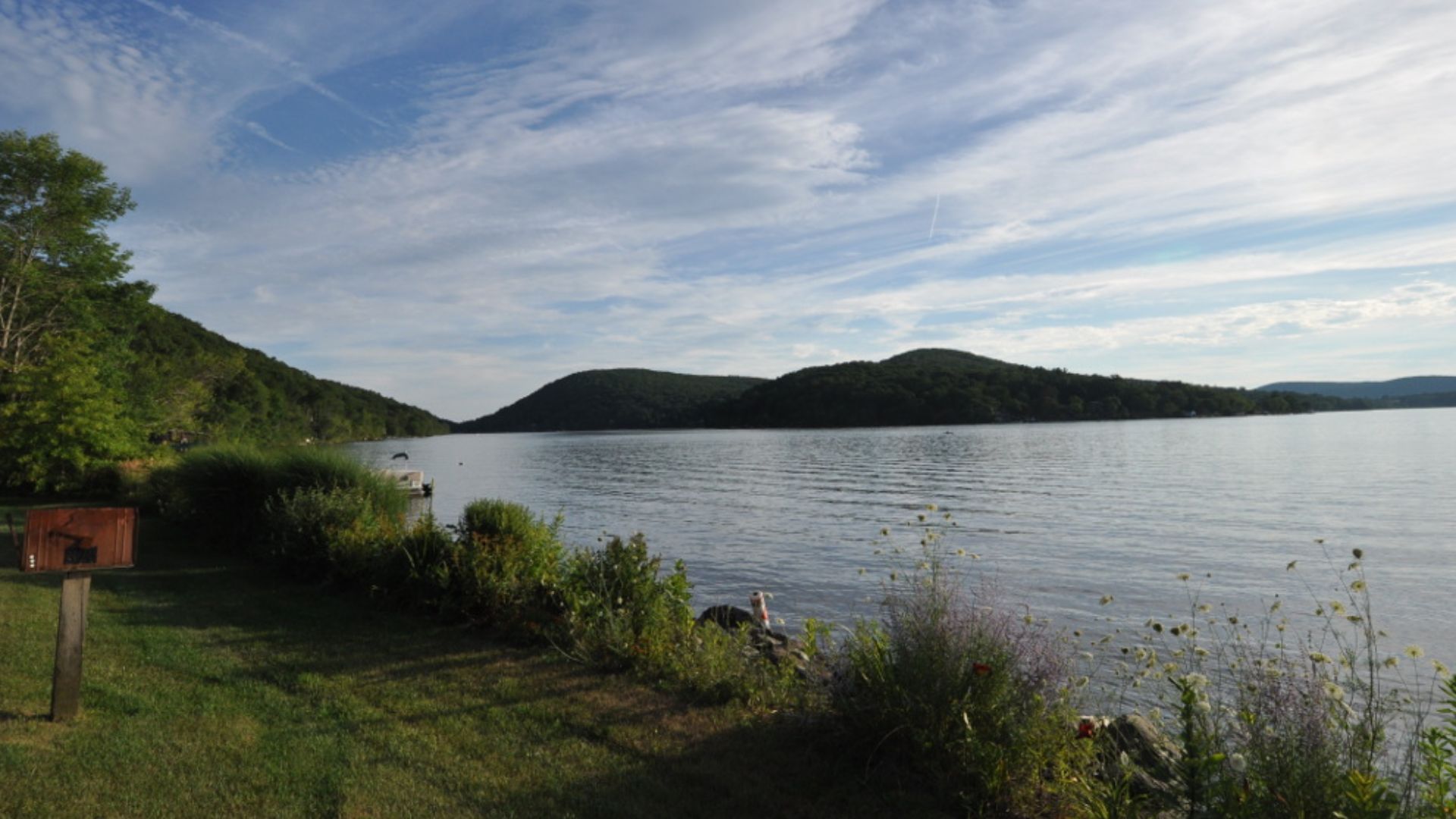 File:LakeWaureganWithMountBushnell.jpg