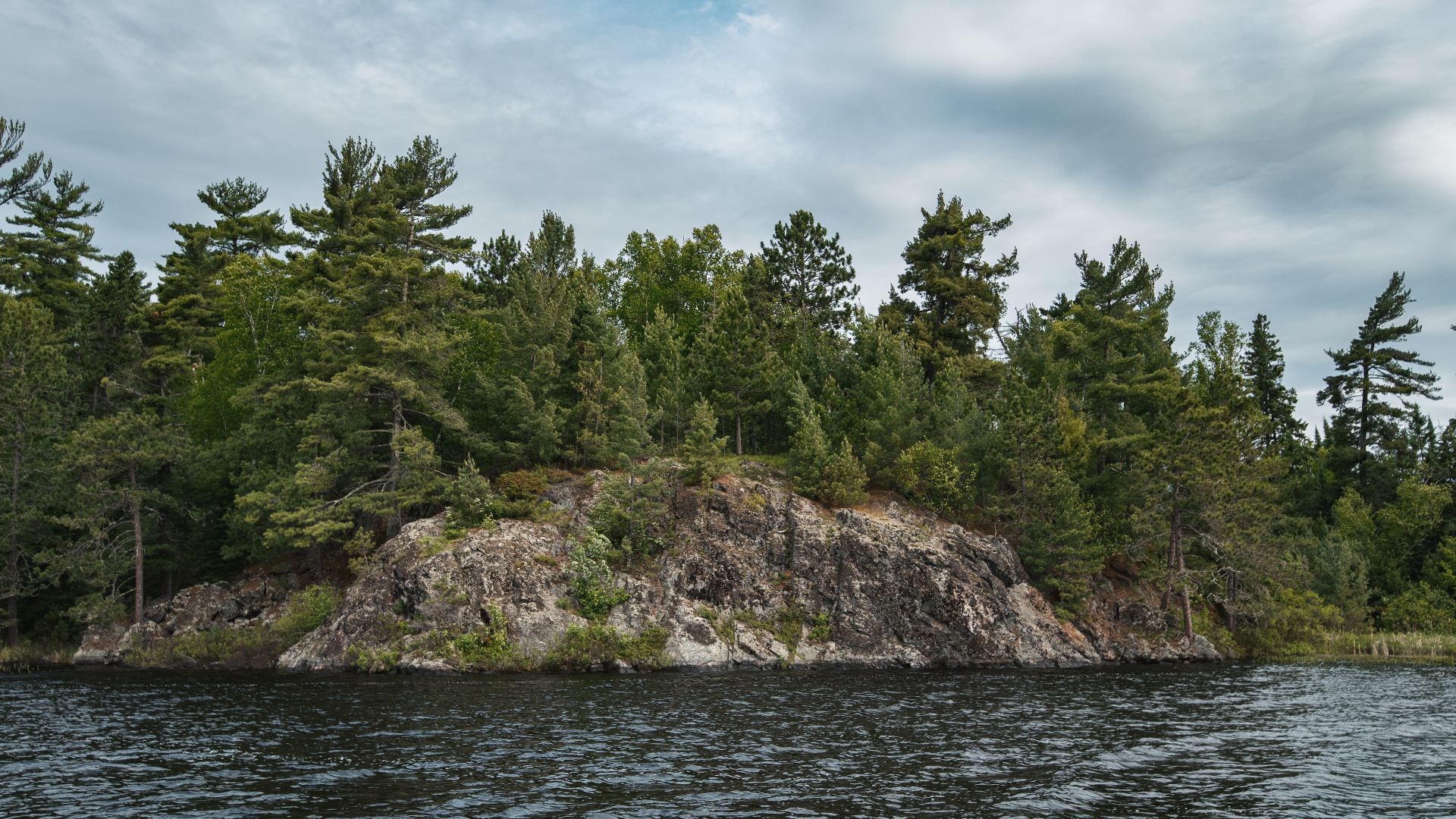File:Lake Vermilion, Northern Minnesota - Rocky Lakeshore (42526418491).jpg