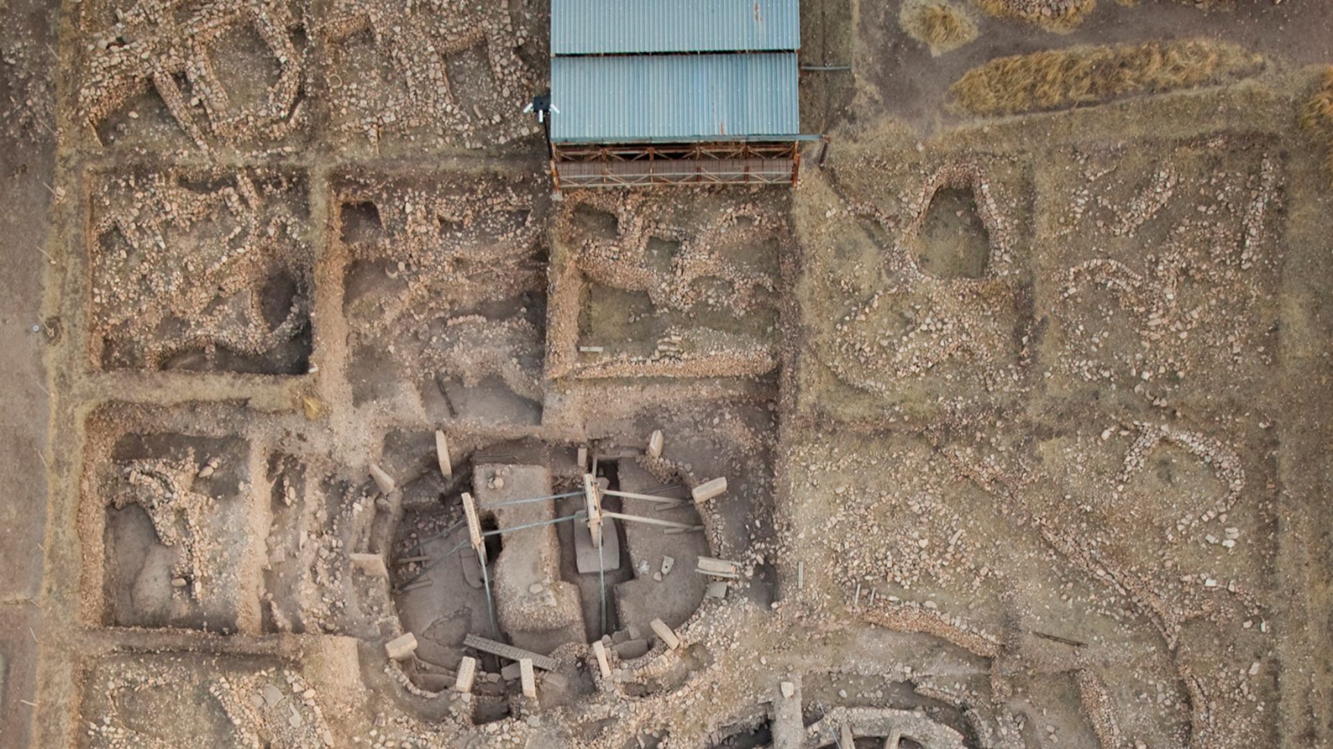 File:The archaeological site of Göbekli Tepe - main excavation area.png