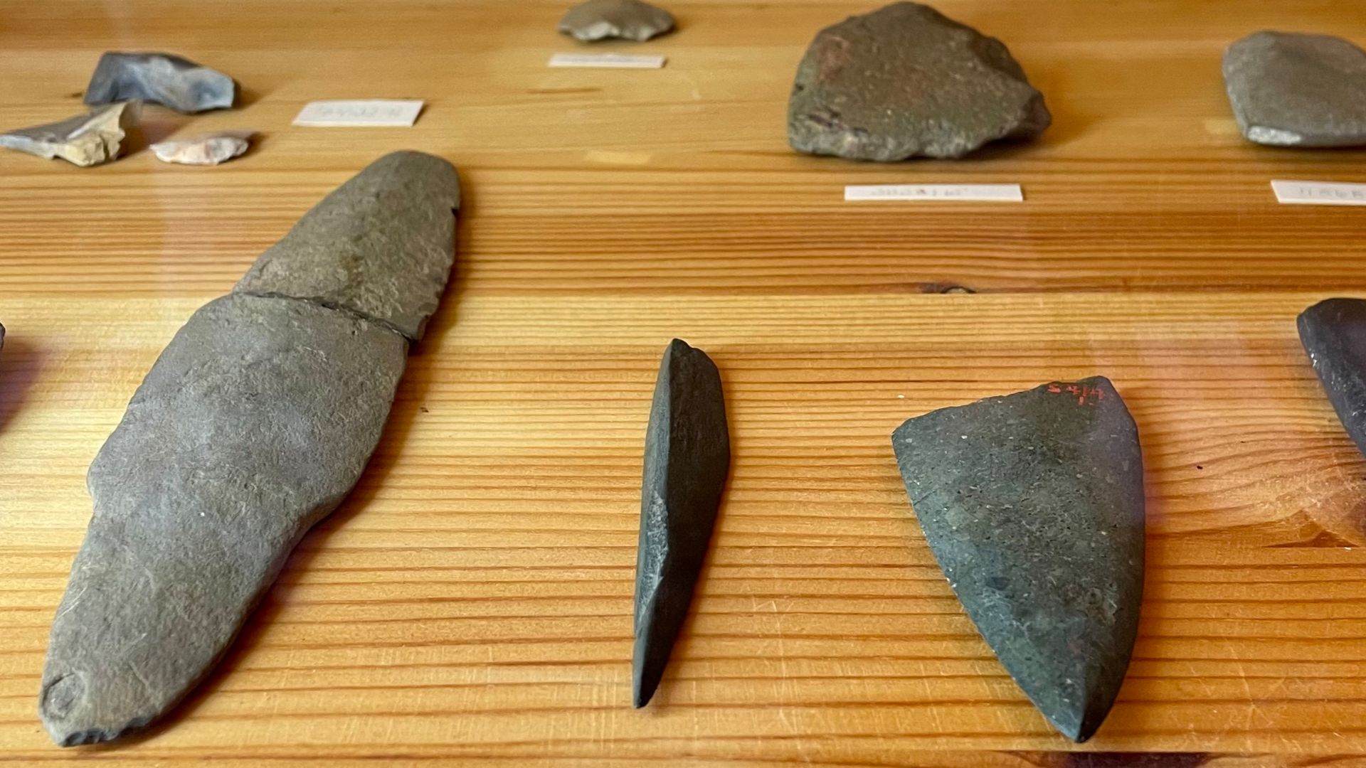File:Prehistoric stone tools from Pidhipudas, Finland.jpg