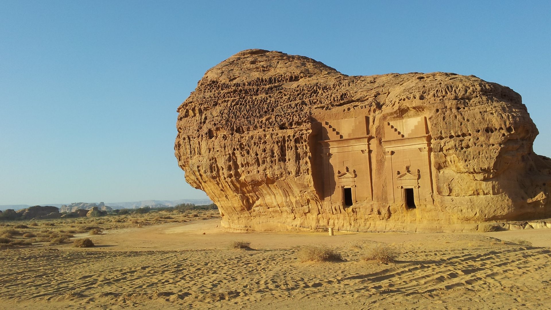 File:Mada'in Saleh ,Rock Art Work.jpg