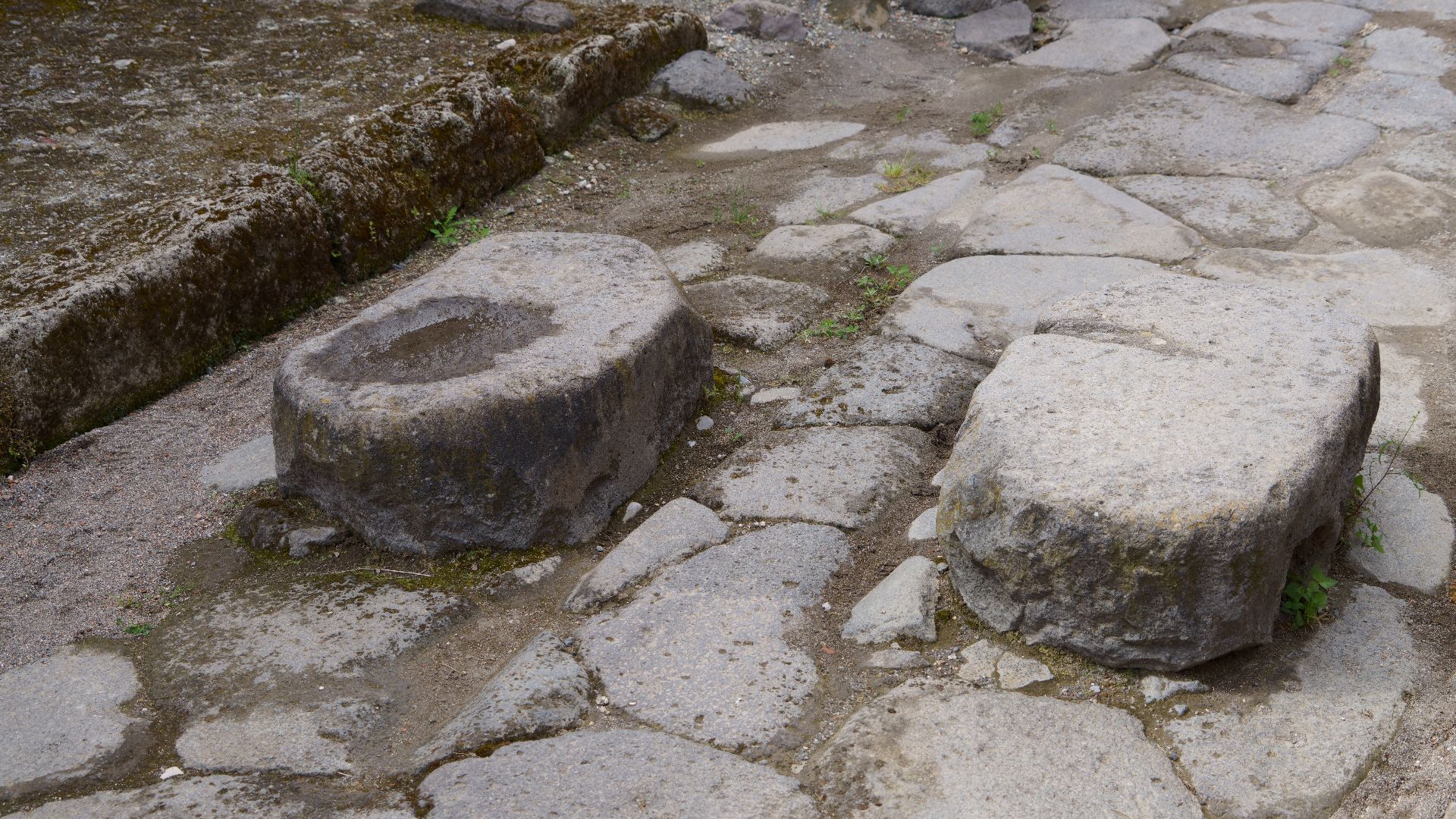 File:Stones on Via di Castricio (Pompeii).jpg