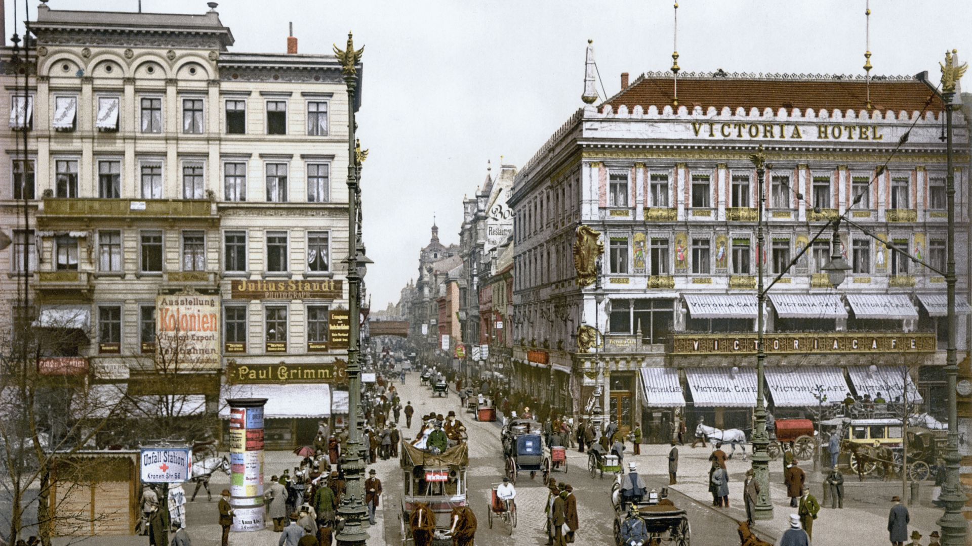 File:Berlin Unter den Linden Victoria Hotel um 1900.jpg