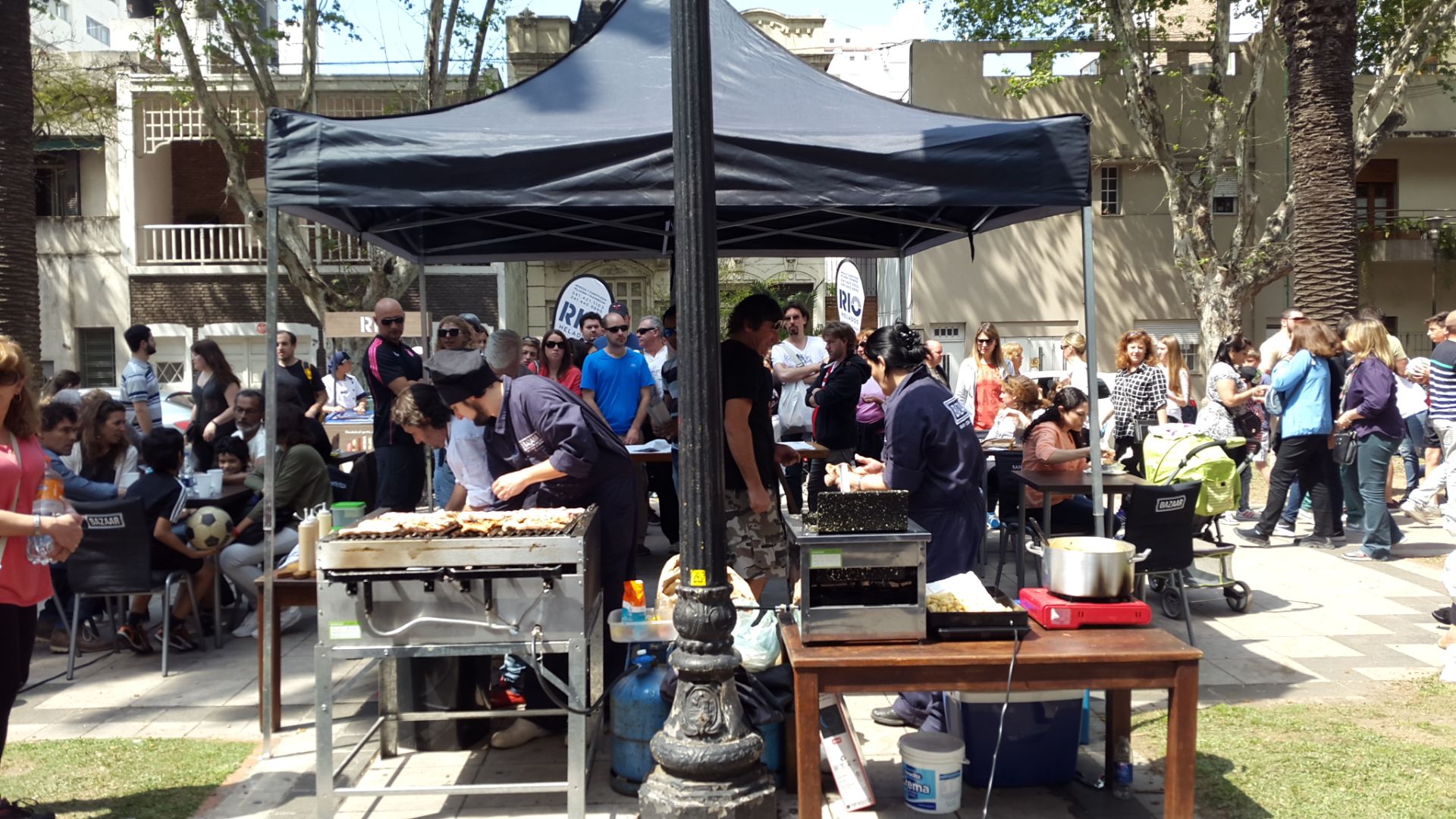 File:Stand en Street Food Rosario.jpg