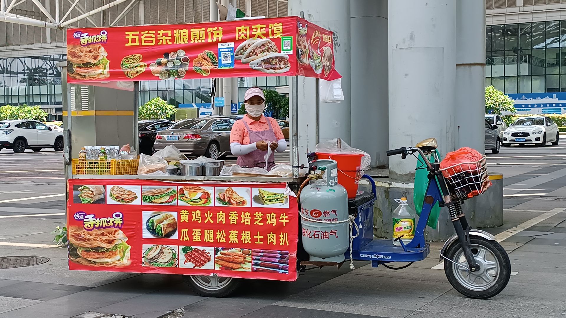 File:GD 廣東 Guangdong 中山 Zhongshan 東區 Dong 街頭小食 street food 美食車 vender 台灣風味 Taiwanese 手抓餅 cake 蔥抓餅 August 2024 R12S 04.jpg