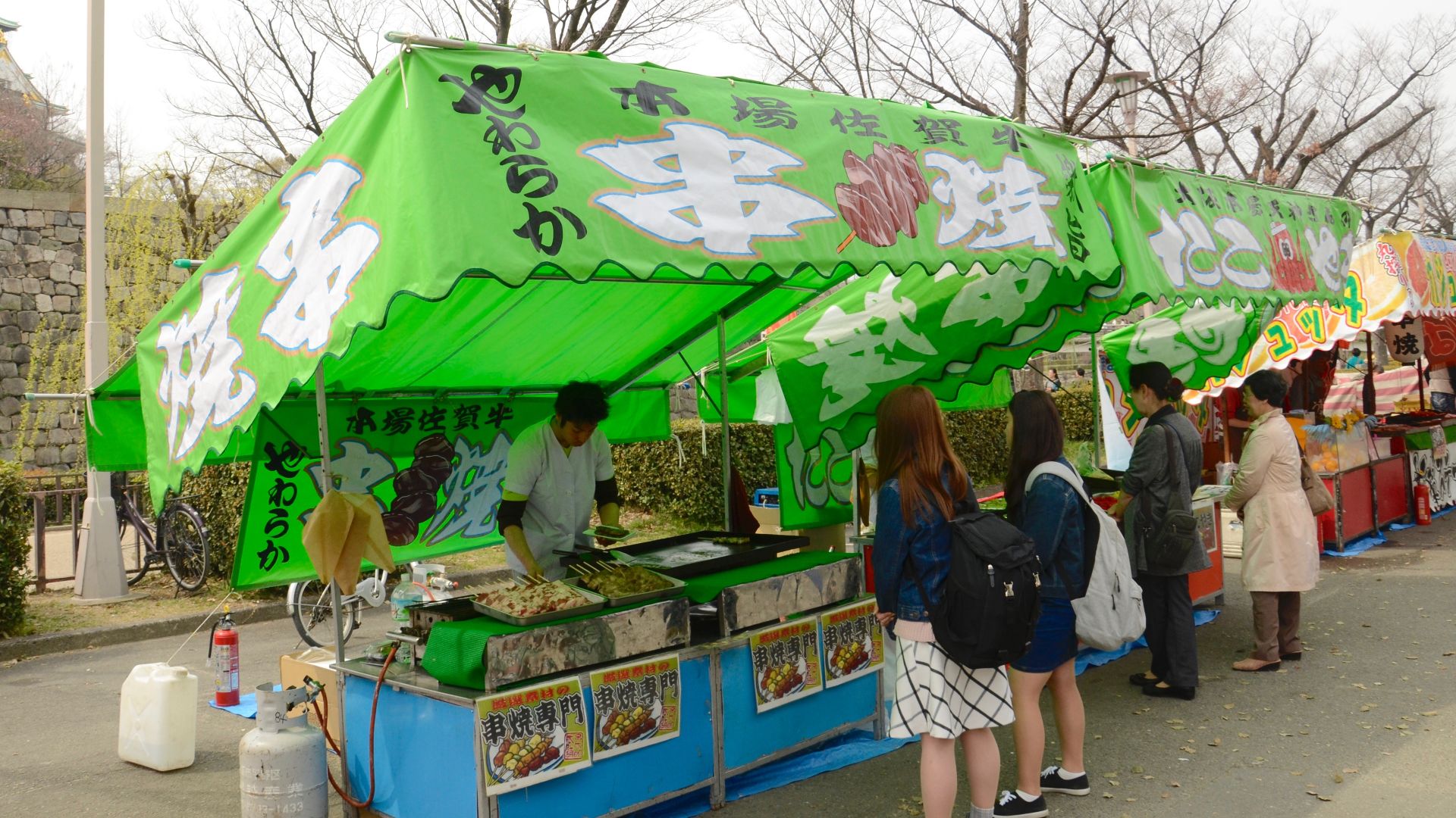 File:Food vendors near Osaka Castle (26808116321).jpg