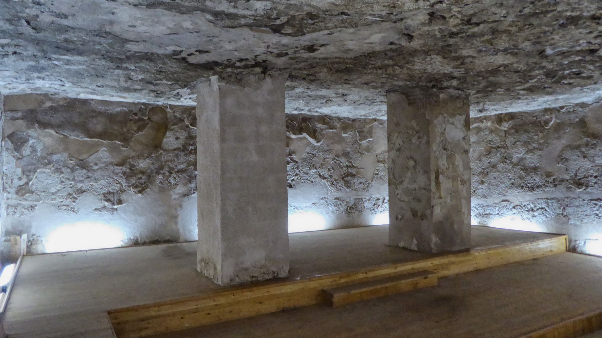 File:Burial Chamber of Akhenaten at Amarna 2017.jpg