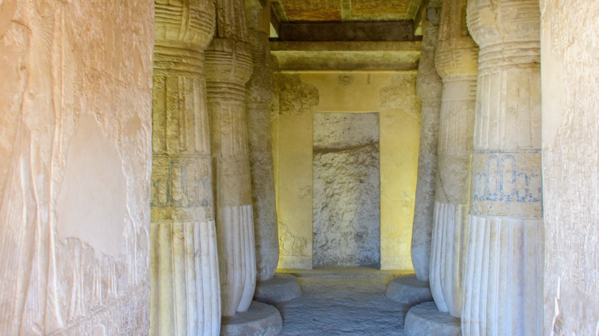 File:Entrance to the Amarna Tomb of Ay 2025.jpg