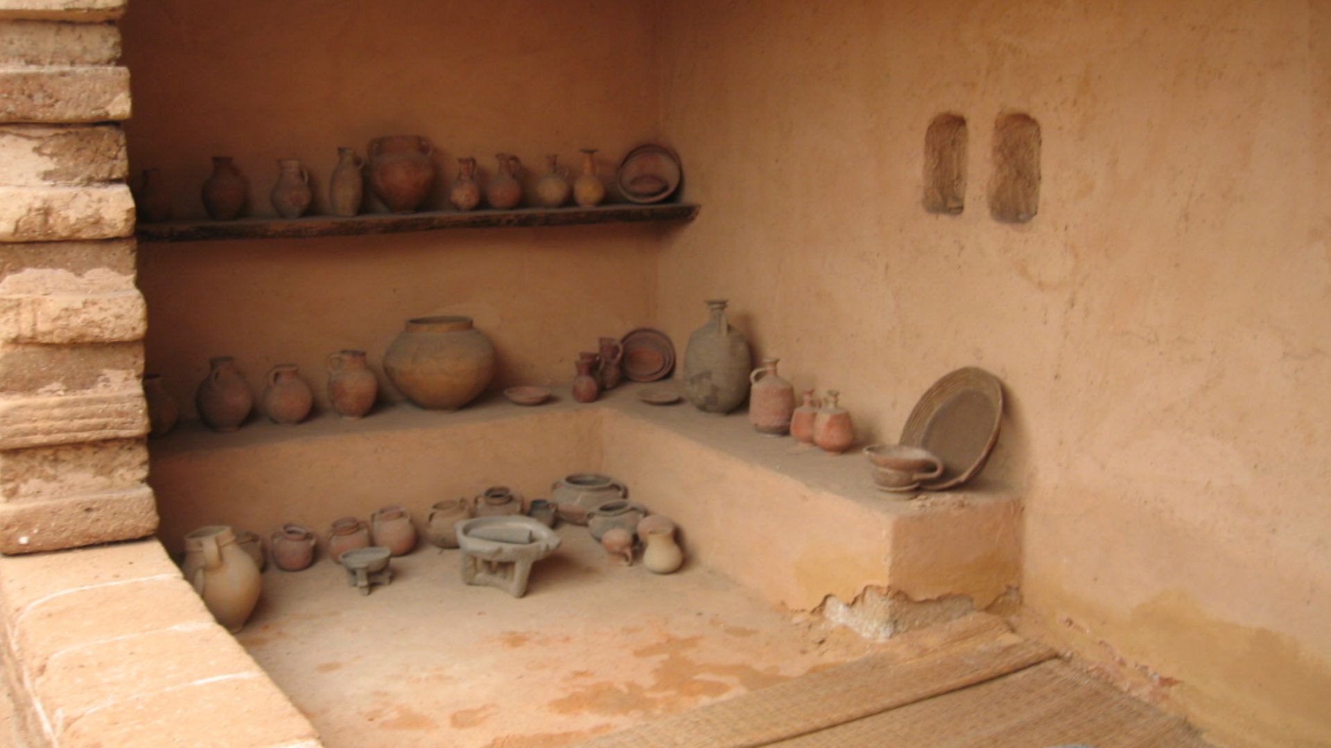 File:A reconstructed israelite house, Monarchy period3.jpg