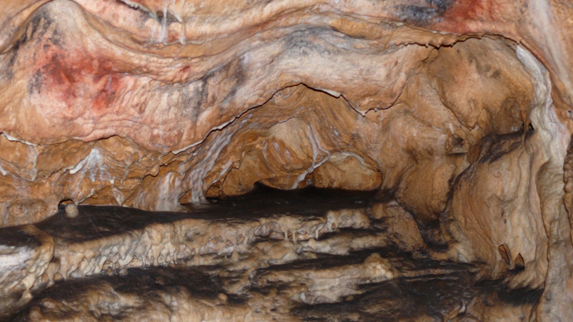 File:Gargas - Sanctuaire des Mains Intérieur 2 - YR.jpg