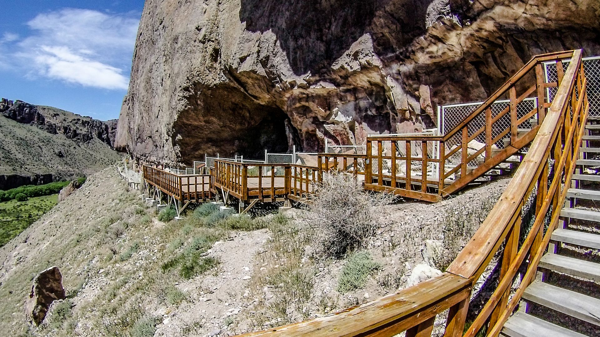 File:Acceso a la Cueva de las Manos.jpg