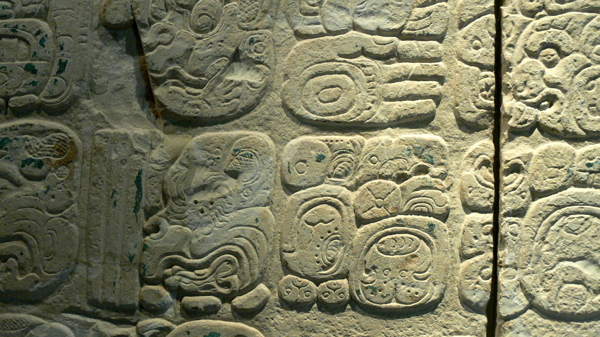 File:Palenque - Maya-Glyphen 1.jpg