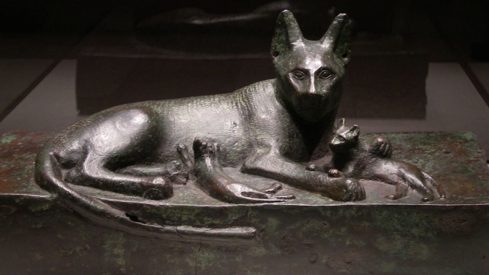 File:Bronze Saite era art of an Egyptian cat in the Gulbenkian Museum.jpg