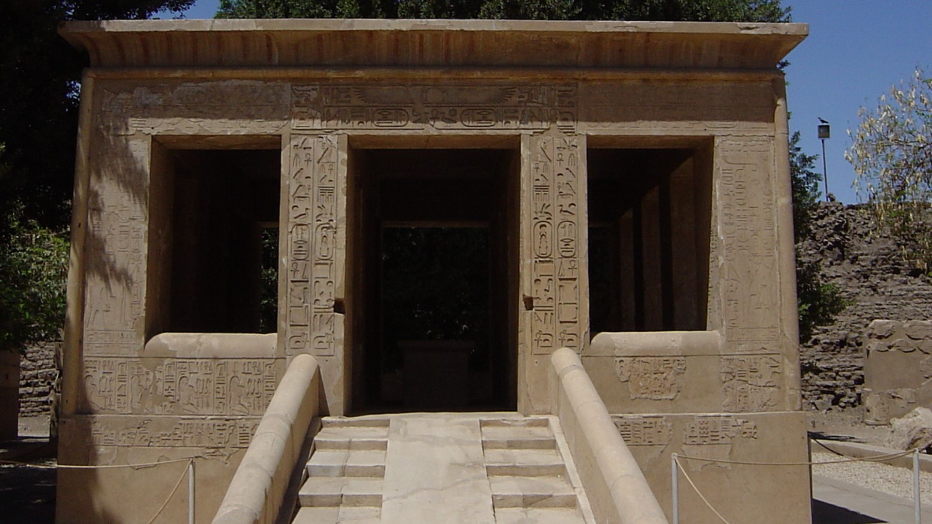 File:White Chapel.jpg