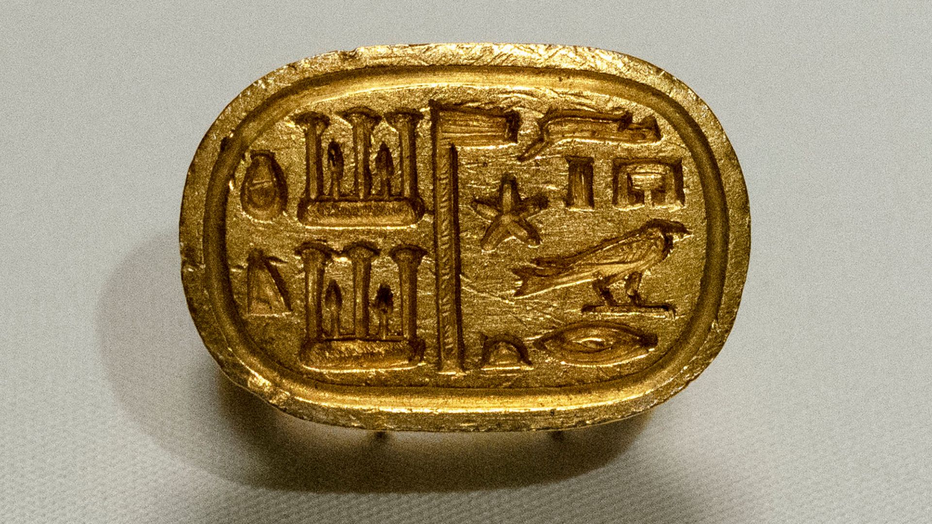 File:Anillo de Sheshonq (46627183381).jpg