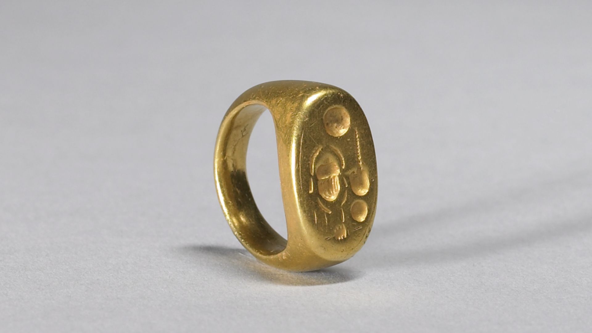 File:Egyptian - Signet Ring with Name of King Akhenaten - Walters 571471 - Three Quarter.jpg