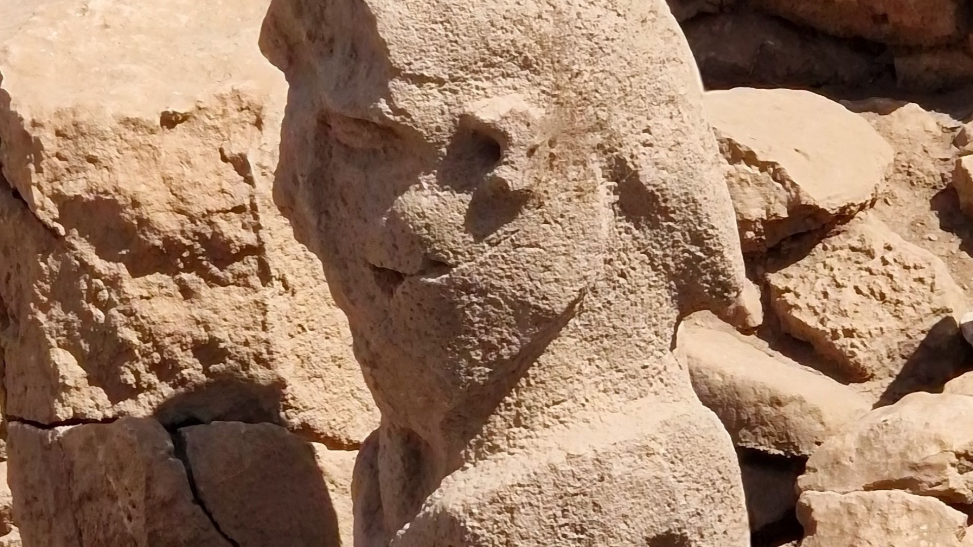 File:Porthole Stone and Phallic Statue (Side), Area 08, Karahantepe (Karahan Tepe), Turkey.jpg