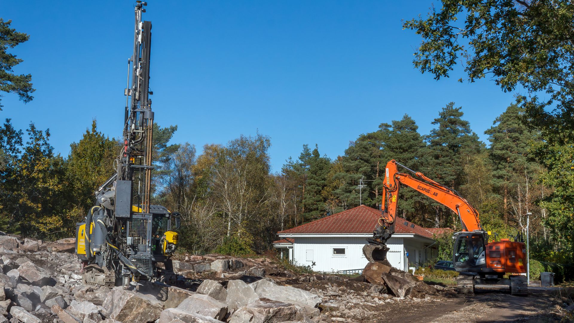 File:Drilling rig and a digger at a construction site in Tuntorp 2.jpg
