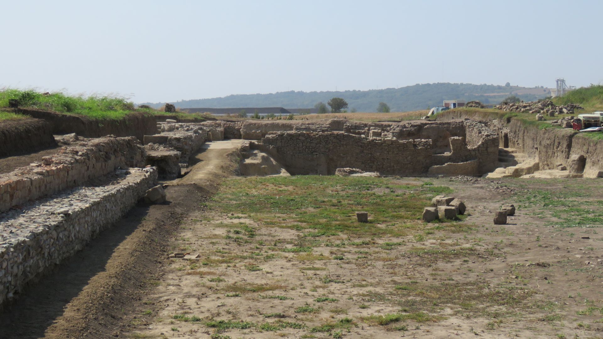 File:Excavation site in Viminacium near the amphitheater, 2018, 02.jpg