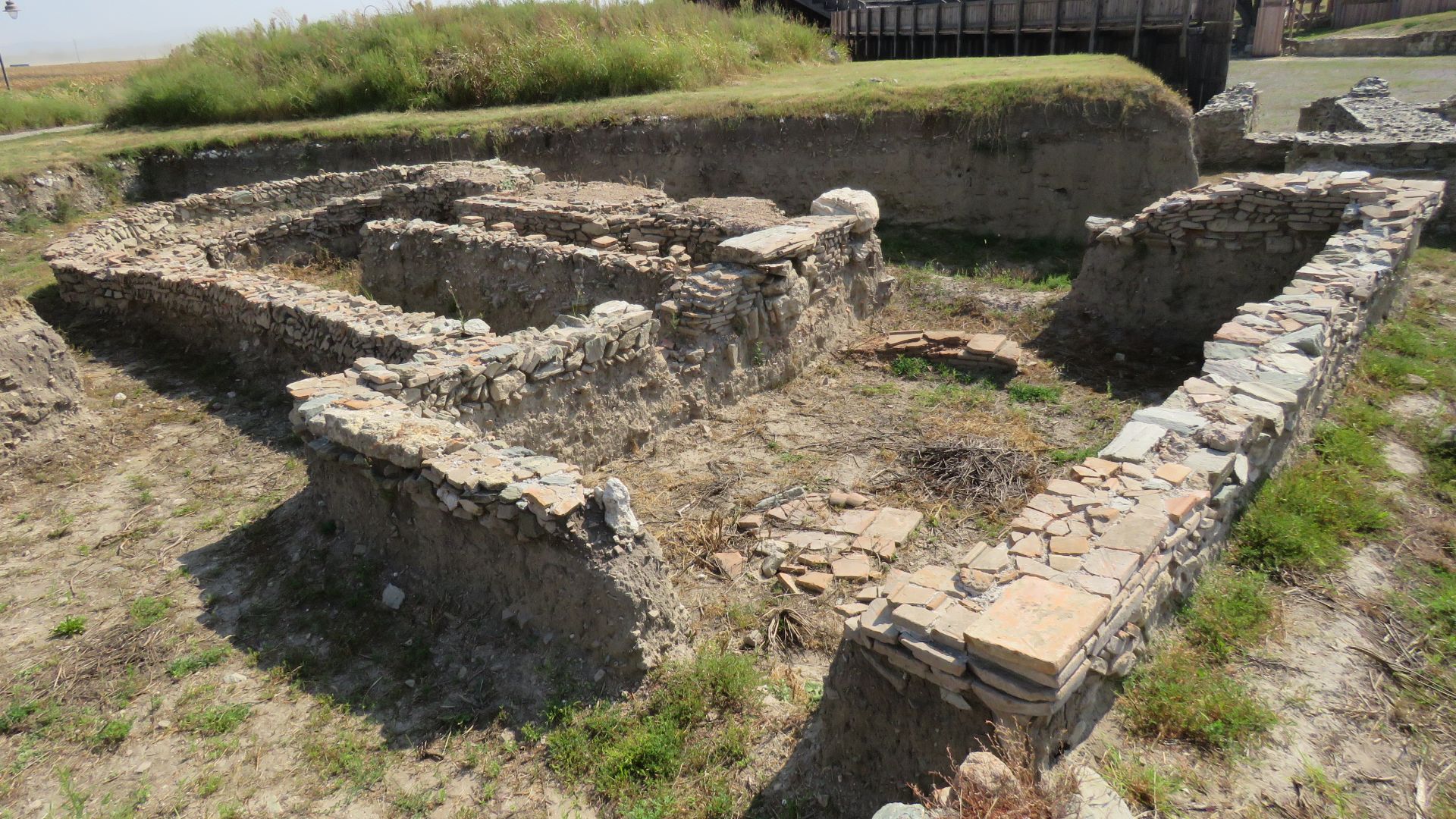 File:Amphitheater in Viminacium, 2018, 05.jpg