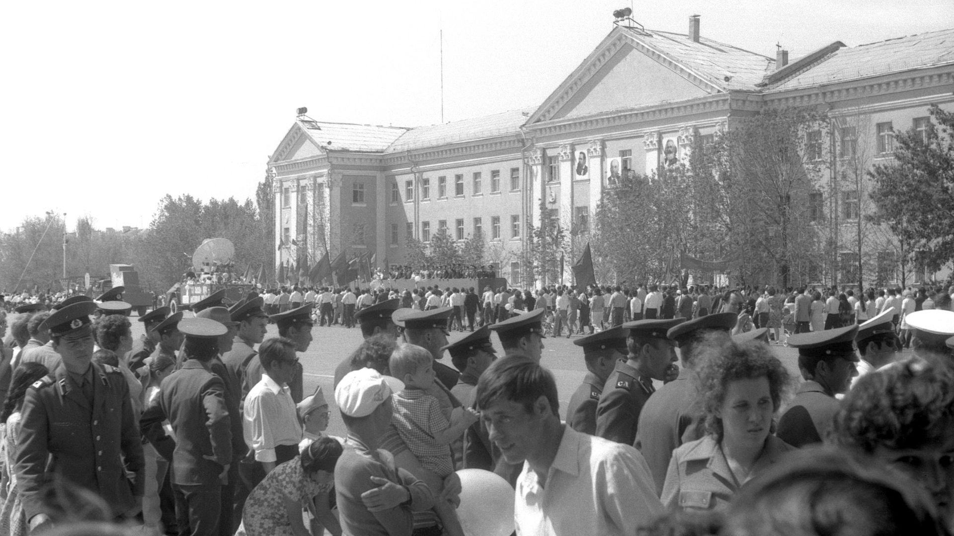 File:СССР, 1975, Ленинск, Байконур, Центральная площадь, Первое мая, Leninsk, Baikonur, Soviet Union 07.jpg