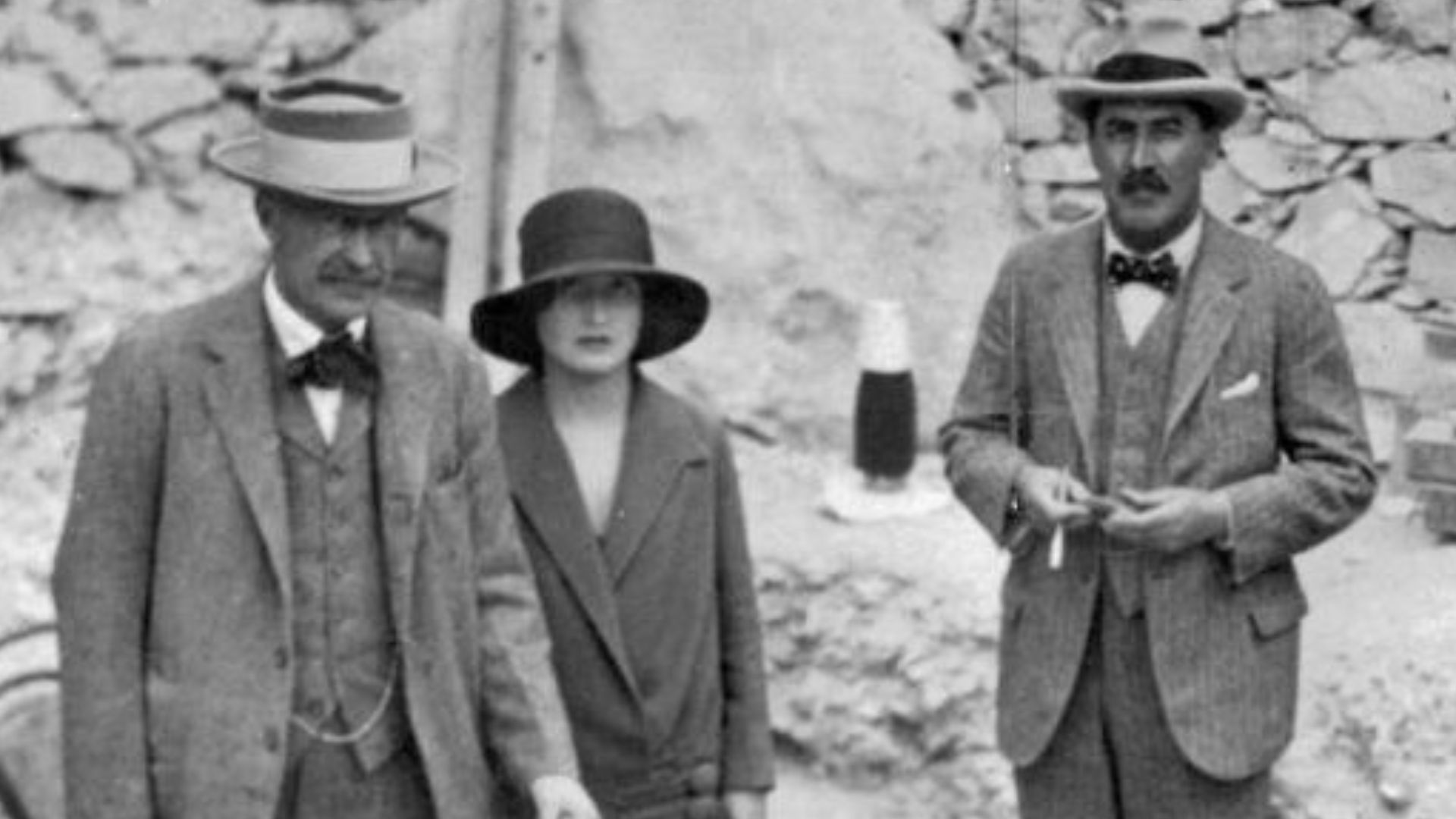 File:Howard Carter, Lord Carnarvon and Lady Evelyn Herbert at Tutankhamen's tomb (cropped).jpg