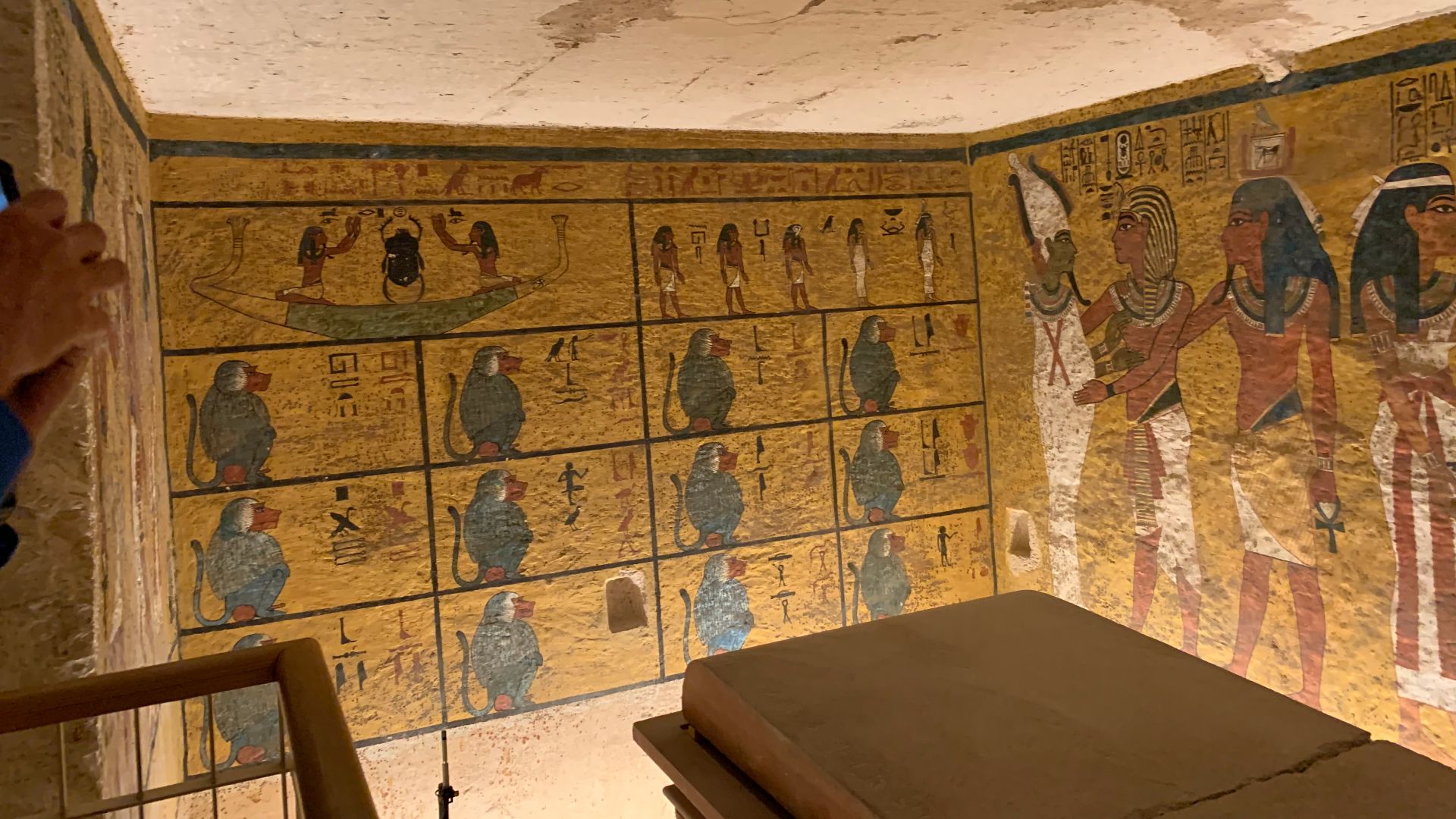 File:Tutankhamun KV62 burial chamber and sarcophagus.jpg