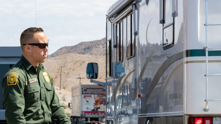 File:Border Patrol Agents conduct operations at the Interstate 8 Checkpoint near Yuma, AZ (48756225422).jpg