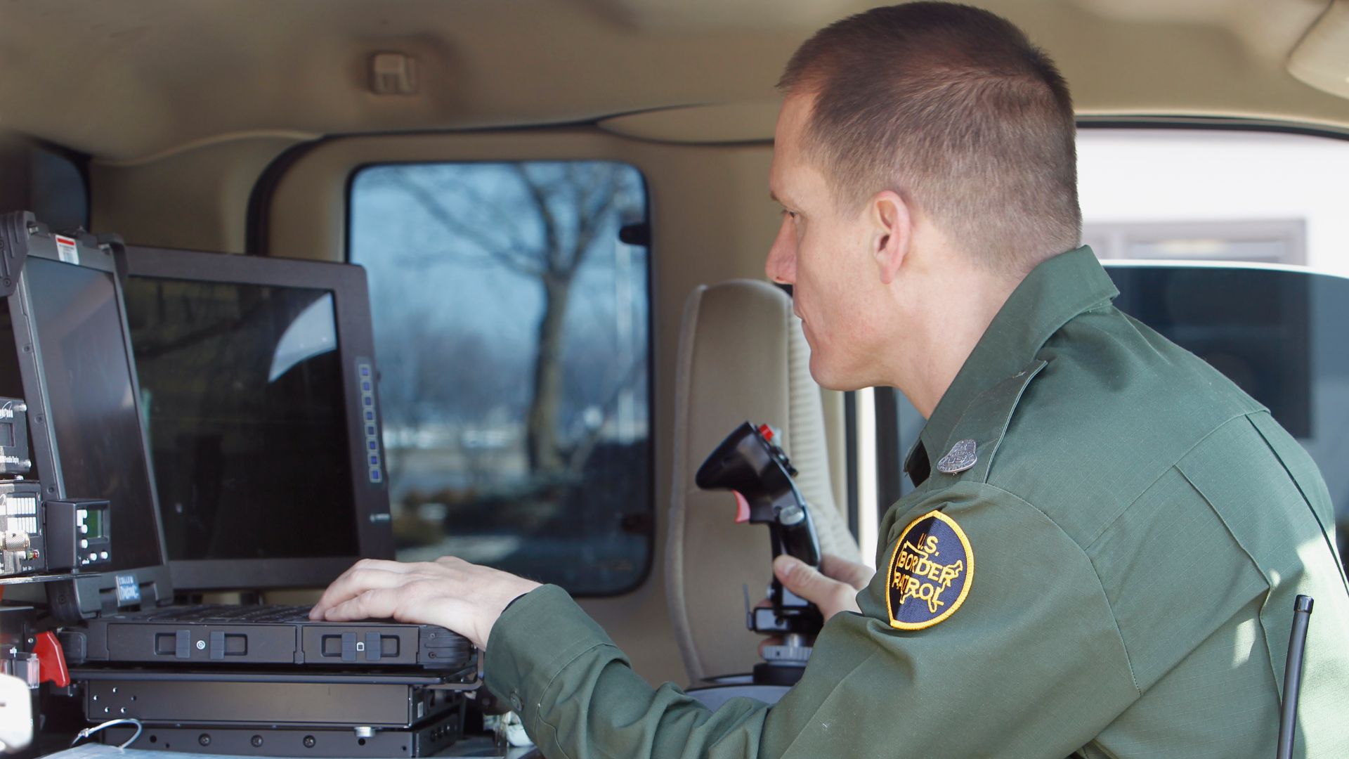 File:Border Patrol Agent Operates Mobile Equipment.jpg