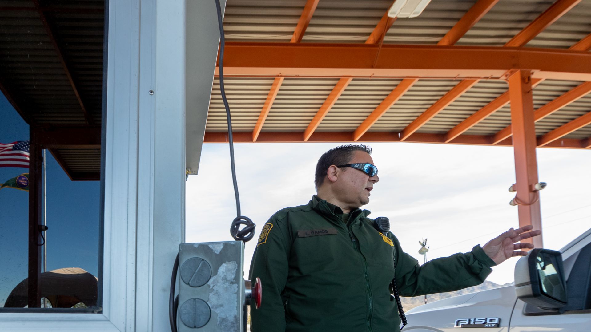 File:Border Patrol Agents conduct operations at the Interstate 8 Checkpoint near Yuma, AZ (48756224537).jpg
