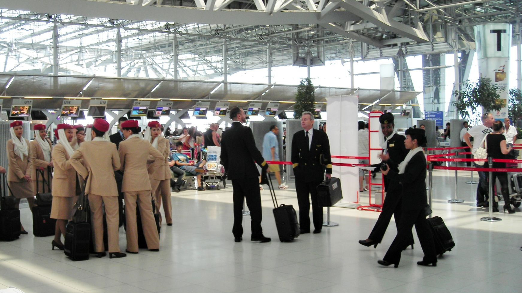 File:Emirates crew - Suvarnabhumi International Airport.JPG