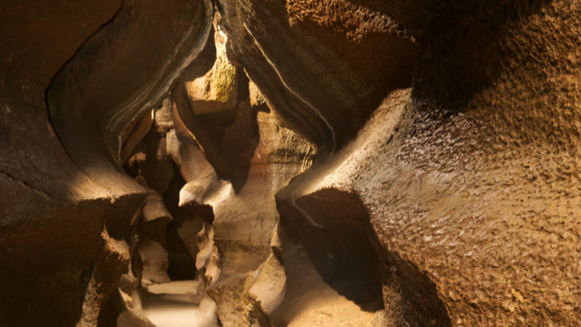 File:Passageway in Niagara Cave.jpg